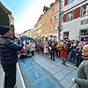 Psychologe Andreas Kruse hält auf der Münstertreppe vor zahlreichen Frauen am Samstag einen Vortrag.