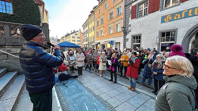 Psychologe Andreas Kruse hält auf der Münstertreppe vor zahlreichen Frauen am Samstag einen Vortrag.