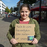 „Für mich ist meine Zukunft wichtiger als meine Deutschnote, deshalb streike ich auch während der Schulzeit.“ Senem Koca, 15 ...