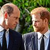 Prinz William (l) und sein Bruder Prinz Harry gehen nebeneinander, nachdem sie die Blumengrüße für ihre verstorbene Großmutter vor ...