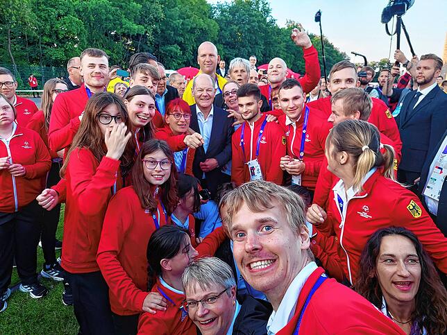 Große Freude unter den deutschen Sportlern bestimmt den Besuch von Bundeskanzler Olaf Scholz.