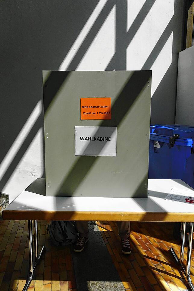 (Archivbild) Im Vorraum des Bürgersaals können Bürger – wie bereits bei den Wahlen 2024, als dieses Bild entstand,- auch schon vor dem ...