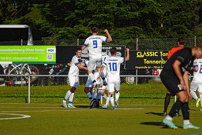 Bild 26: Der FV Tennenbronn gewinnt gegen den FC Öhningen-Gaienhofen. Wir haben die besten Bilder!