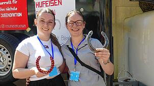 Beim Reiterverein Tiengen konnten Hufeisen bemalt werden. Im Bild Leonie Lorenz und Lisa Huber (von links).