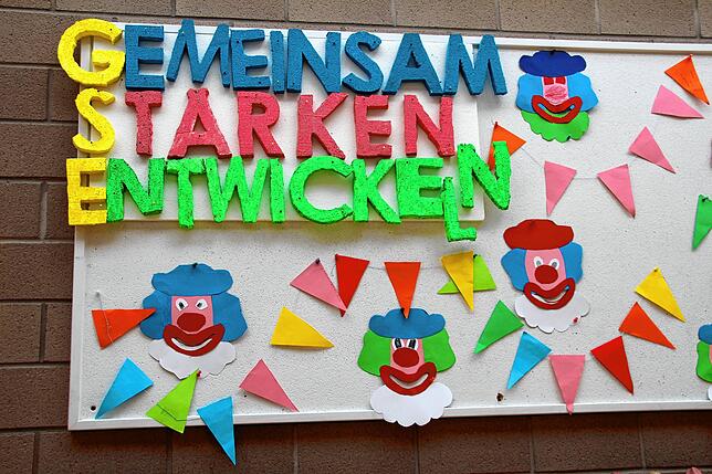 Ganz im Sinne ihres Zirkusnamen haben die Grundschüler ihr Schulhaus knallbunt dekoriert.