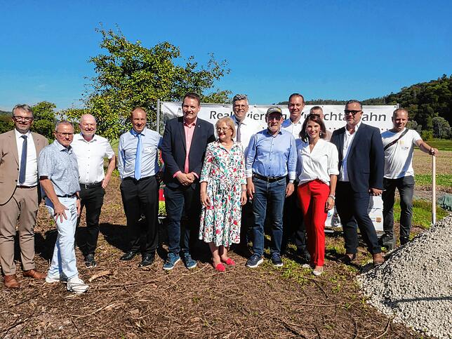 Schulterschluss für mehr Verkehr auf der Schiene: Mit einem Spatenstich wurde der Bau eines Kreuzungsbahnhofs auf Höhe des Wutöschinger ...