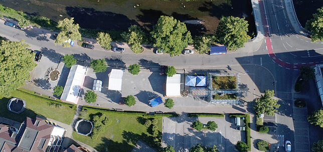 Einst ein Parkplatz mit einem Bratwurstverkauf in desolatem Zustand. Dass dort der Wochenmarkt angesiedelt werden könnte, wurde zuerst ...