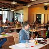 Der Salemer Gemeinderat auf Abstand: Der Prinz-Max-Saal war groß genug, um auf der gebotenen Distanz bleiben zu können. Hier tagte der ...