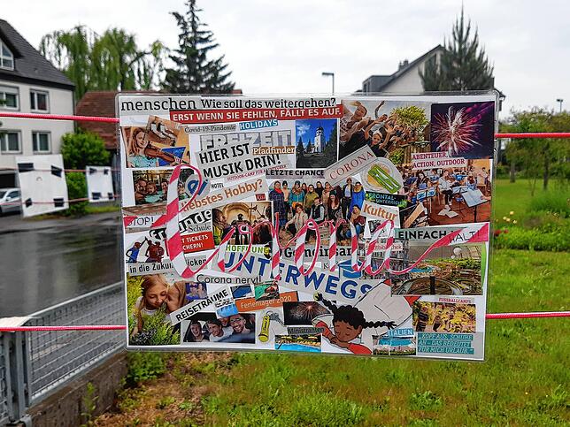 Aus vielen kleinen Schnipseln wurde hier eine Collage. „Hier ist Musik drin“, steht auf einem der Ausschnitte.