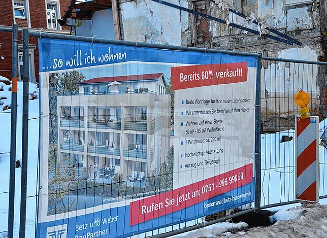 Das Bauunternehmen Betz und Weber kann derzeit nicht weiterbauen, da erst noch die Standsicherheit des Gebäudes Hauptstraße 24 geklärt ...