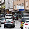 Zwei Reihen parkende Autos und eine Fahrbahn: In der Max-Egon-Straße reihen sich Autos an Autos.
