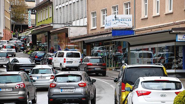 Zwei Reihen parkende Autos und eine Fahrbahn: In der Max-Egon-Straße reihen sich Autos an Autos.