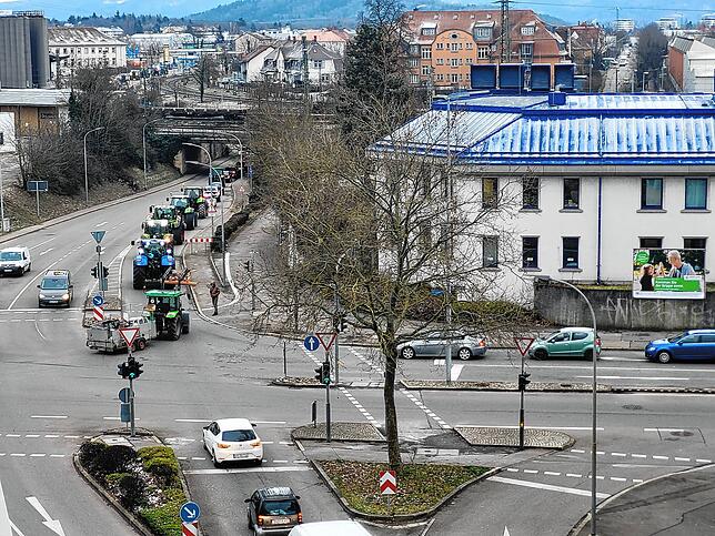 An der Güterstraße/Praxedisplatz kommen Autos wegen Traktoren nur langsam voran.