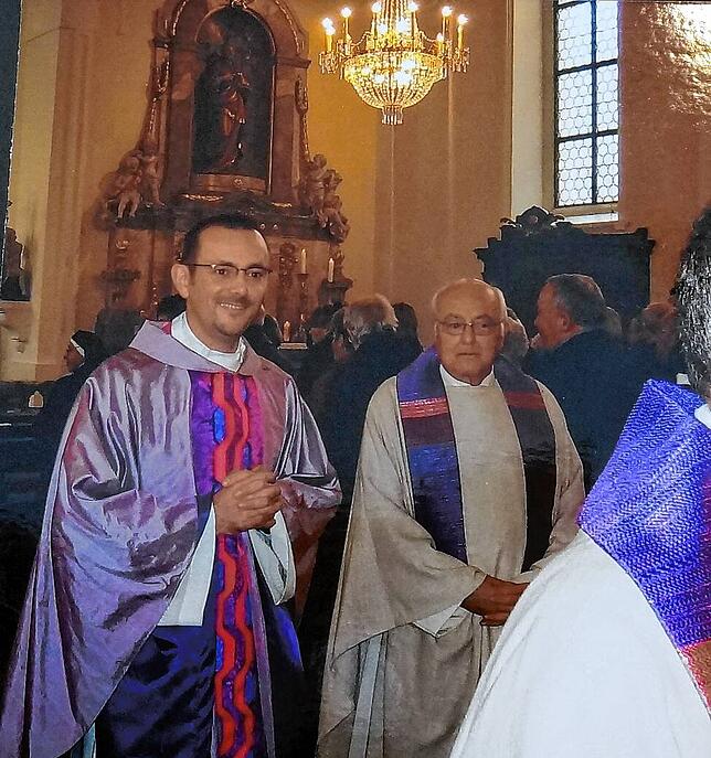 Pfarrer Ulrich Sickinger bei seinem Begrüßungsgottesdienst in der Liebfrauenkirche Waldshut am 2. Adventssonntag 2007, rechts ...