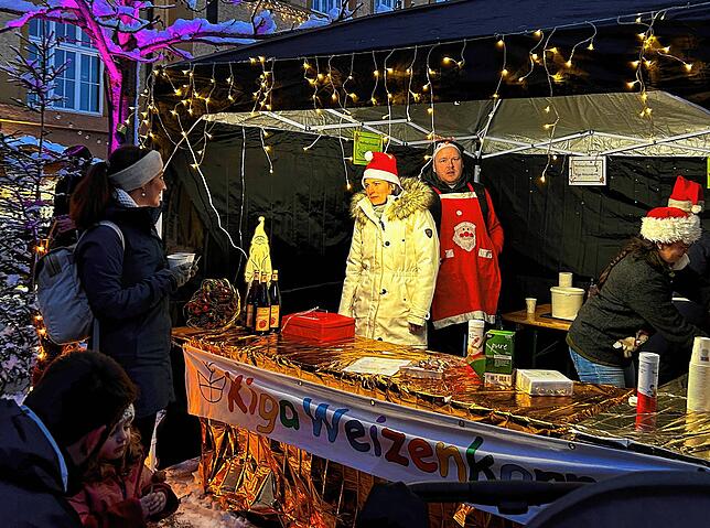 Mit Ambiente: Ein feiner Duft nach Zimt, warmen Getränken und frischen Waffeln wehte über den Adventsmarkt und sorgte bei großen und ...