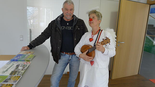 Uwe Tobey ist eigentlich ziemlich in Eile, dennoch lässt er sich gerne auf ein humorvolles Gespräch mit Clowin Talina (Manuela Redlich) ...