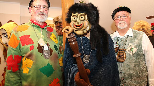 Die Fasnacht präsentiert: Günther Rünzi (links) und Gerhard Rohrer haben in den vergangenen Monaten die Ausstellung eingerichtet und ein ...
