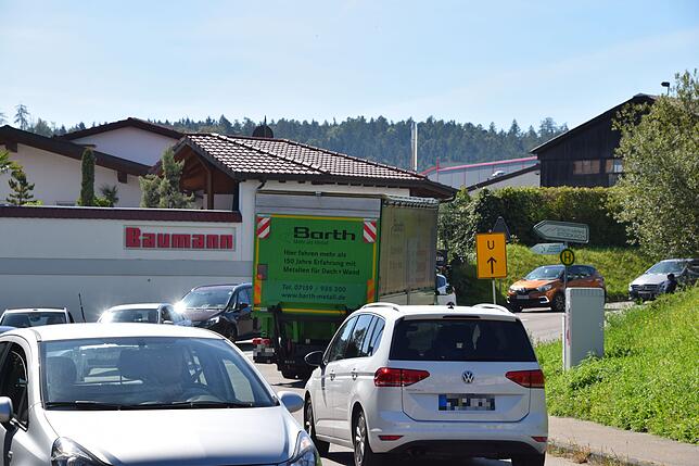 Die Industriestraße ist Umleitung in beide Fahrtrichtungen während der Vollsperrung der B&nbsp;313-Abschnitte in Stockach.