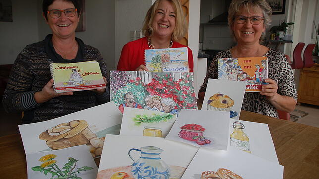 Die drei Autorinnen (von links): Silvia Gerbode, Petra Heck und Heidi Kuder stellen ihr neuestes Werk &bdquo;Vo Neujohrswegge bis ...