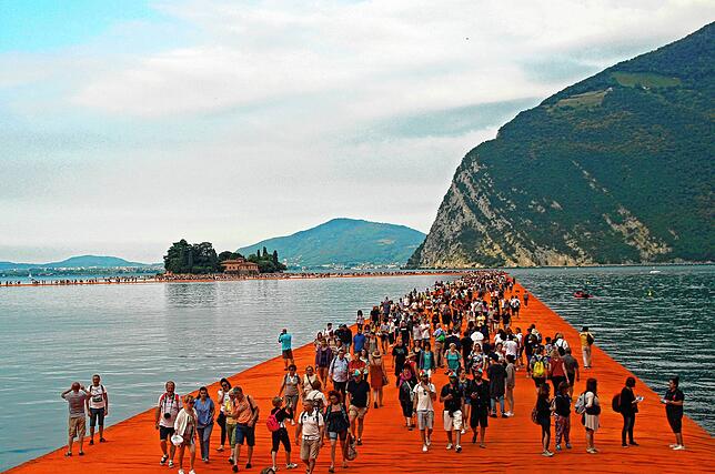 So viele Besucher wie bei den „Floating Piers“ von Christo auf dem Iseosee im Sommer 2016 werden in Überlingen kaum Platz ...