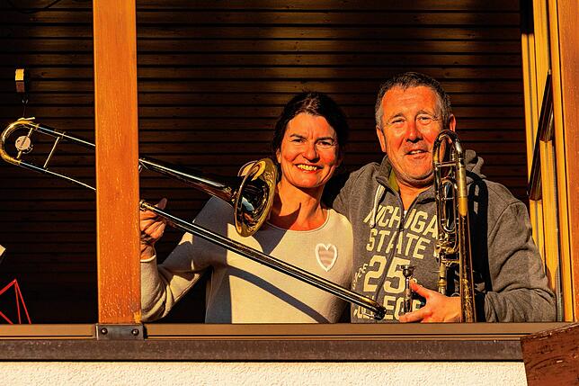 Sonntag Abend Corona „Konzert“ der Mittglieder des Musikvereins Brigachtal. Jeder Musiker spielt bei sich zuhause isoliert ...