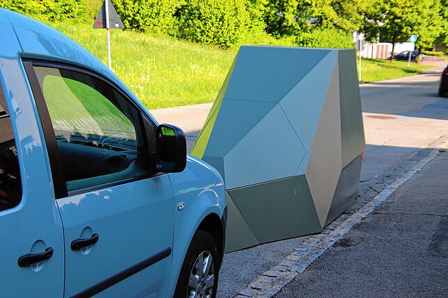 Immer woanders im Einsatz: Der Blitzer der Stadt ist in Tarnfarbe an der Rietheimer Straße positioniert.