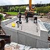 Die letzte Brückendeckenplatte der neuen Kapfbrücke ist an ihrem Platz