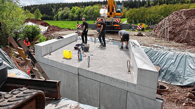 Die letzte Brückendeckenplatte der neuen Kapfbrücke ist an ihrem Platz