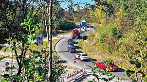 An der Abfahrt Uhldingen-Mühlhofen auf der B31 staut sich aktuell der Verkehr. (Archivbild)