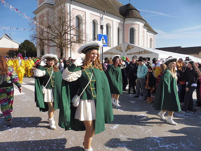 Bild 10: Fasnet-Sunntig-Umzug 2025 in Hilzingen: Farbenfrohes Treiben