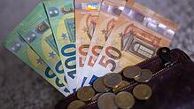 Das Bürgergeld wird normalerweise nicht bar, sondern per Überweisung ausgezahlt. Doch wann genau kommt das Geld auf dem Konto an?