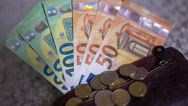 Das Bürgergeld wird normalerweise nicht bar, sondern per Überweisung ausgezahlt. Doch wann genau kommt das Geld auf dem Konto an?
