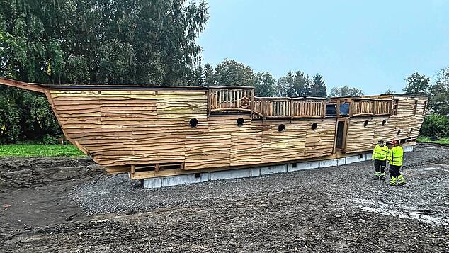 So sieht es aus, das wieder zum Leben erweckte Piratenschiff in Deißlingen.