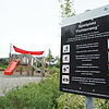 Das erste Schild, das auf das neue Rauchverbot hinweist, steht am Spielplatz &bdquo;Fichtenweg&ldquo;.
