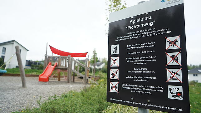 Das erste Schild, das auf das neue Rauchverbot hinweist, steht am Spielplatz &bdquo;Fichtenweg&ldquo;.