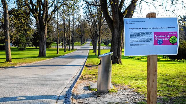 &bdquo;Spazieren ja. Picknick nein&ldquo; steht auf einem Infoplakat im Kannenfeldpark in Basel. Die Aufnahme entstand am 26.3.2020.