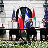 Abdullatif al-Sajani, Außenminister von Bahrain, Benjamin Netanjahu, Ministerpräsident von Israel, Donald Trump, Präsident der USA, und ...