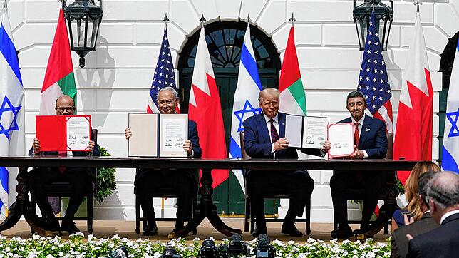Abdullatif al-Sajani, Außenminister von Bahrain, Benjamin Netanjahu, Ministerpräsident von Israel, Donald Trump, Präsident der USA, und ...