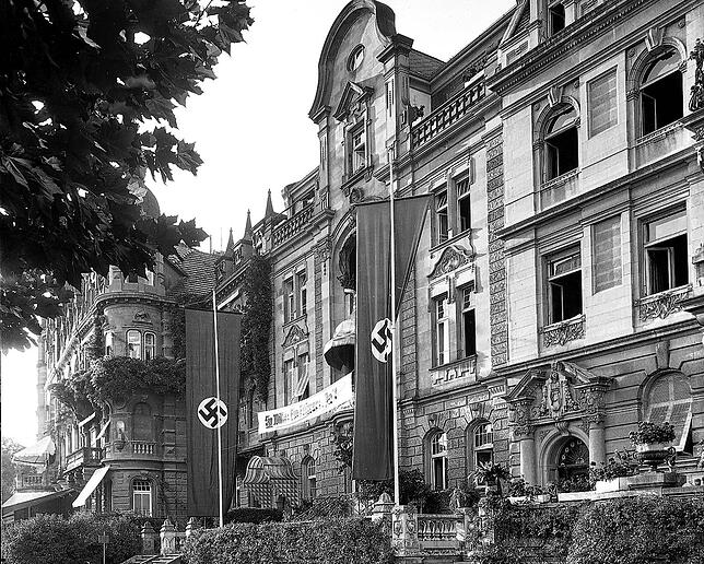 Das Gebäude der NSDAP-Kreisleitung in der Adolf-Hitler-Str. 4 (heute Seestr. 3a), um 1934/35. Jeder Konstanzer ist dort wohl schon ...