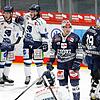 Deutliche Worte! Schwenningens Verteidiger Maximilian Adam (Zweiter von rechts) sprach nach dem schnellen 0:3-Rückstand gegen Straubing ...
