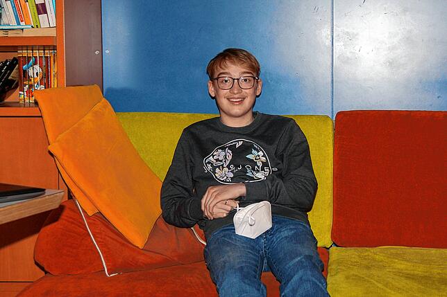 Im Aufenthaltsraum der Jungen Reha in der Nachsorgeklinik Tannheim macht es sich Linus Mutter auf dem Sofa bequem.