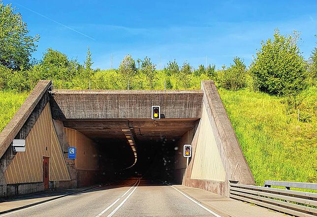 Gelbblinken bedeutet Achtung: Am Eingang des Rappensteintunnels weisen zusätzlich Ampeln auf den technischen Defekt im Tunnel hin.
