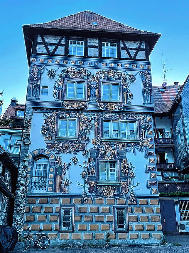 Wo steht dieses Haus mit der tollen Wandmalerei? Es ist in der Konstanzer Altstadt in einer Seitengasse. Aber welcher?