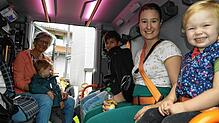 Die Rundfahrt mit dem Feuerwehrauto macht Spaß (von links): Renate Fischer mit Enkel Julian, Arno, Stefanie Traub und Laura. Bild: ...