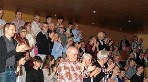 Stehend applaudieren am Ende des anspruchsvollen Konzertes die begeisterten Besucher. Auch die Konzertbesucher auf der Empore spenden ...
