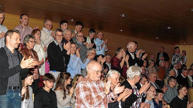 Stehend applaudieren am Ende des anspruchsvollen Konzertes die begeisterten Besucher. Auch die Konzertbesucher auf der Empore spenden ...