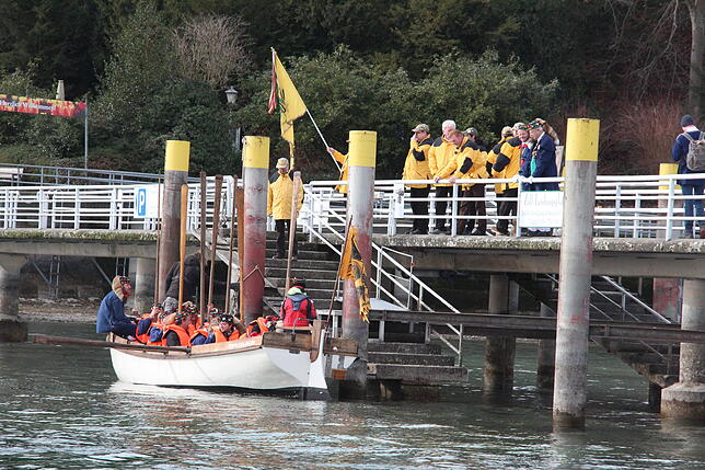 Fünfte Küchlinfahrt der Narrenzunft Überlingen von Überlingen auf die Insel Mainau. Begrüßung durch die Mainauer Paradiesvögel