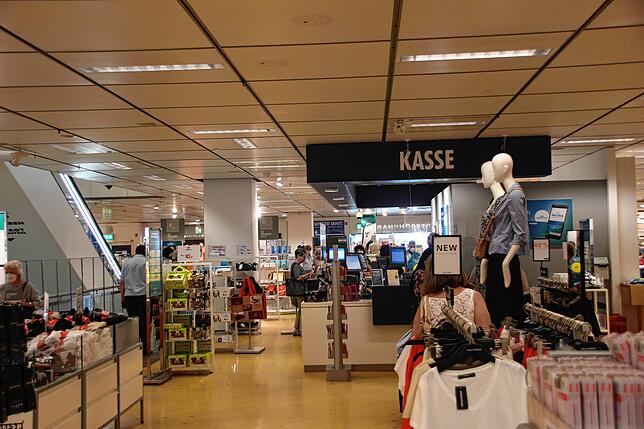 Nur mit Mundschutz kann derzeit im Karstadt eingekauft und gebummelt werden. An den Kassen herrscht reger und geordneter Betrieb.