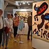 Der Stockacher Bürgermeister Rainer Stolz (links) sieht sich wie viele anderen Besucher der Vernissage im Stadtmuseum die vielfältigen ...