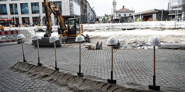 Vor der Baustelle am Lago stecken die Spaten akkurat in einer Sandlinie.